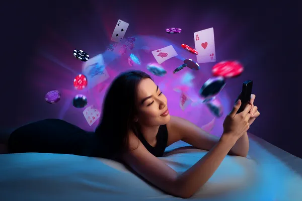 Uma jovem relaxando com o celular enquanto elementos dinâmicos de cassino flutuam ao seu redor, ilustrando a experiência móvel fluida oferecida pelo app FF77.