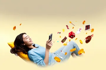 Uma mulher sorrindo perto de máquinas caça-níqueis brilhantes com símbolos de sorte, mostrando as emocionantes opções de slots do FF77.